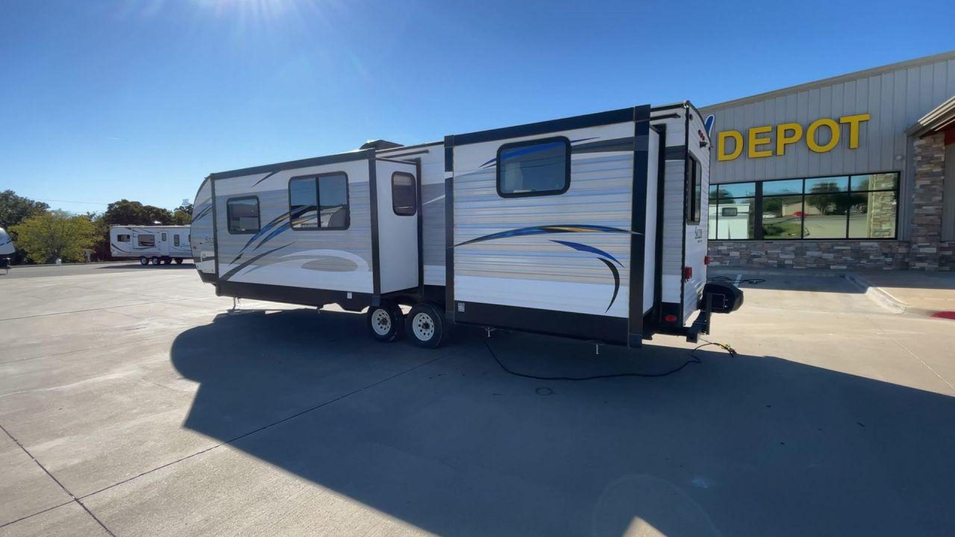 2018 FOREST RIVER SALEM 32BHDS (4X4TSMH22JC) , Length: 35.67 ft. | Dry Weight: 7,993 lbs. | Gross Weight: 11,019 lbs. | Slides: 2 transmission, located at 4319 N Main St, Cleburne, TX, 76033, (817) 678-5133, 32.385960, -97.391212 - The 2018 Forest River Salem 32BHDS is an ideal travel trailer for families seeking both space and comfort during their outdoor adventures. With a length of 35.67 feet, this trailer offers ample room for everyone to stretch out and enjoy the ride. Weighing in at 7,993 lbs. dry and with a gross weight - Photo#7