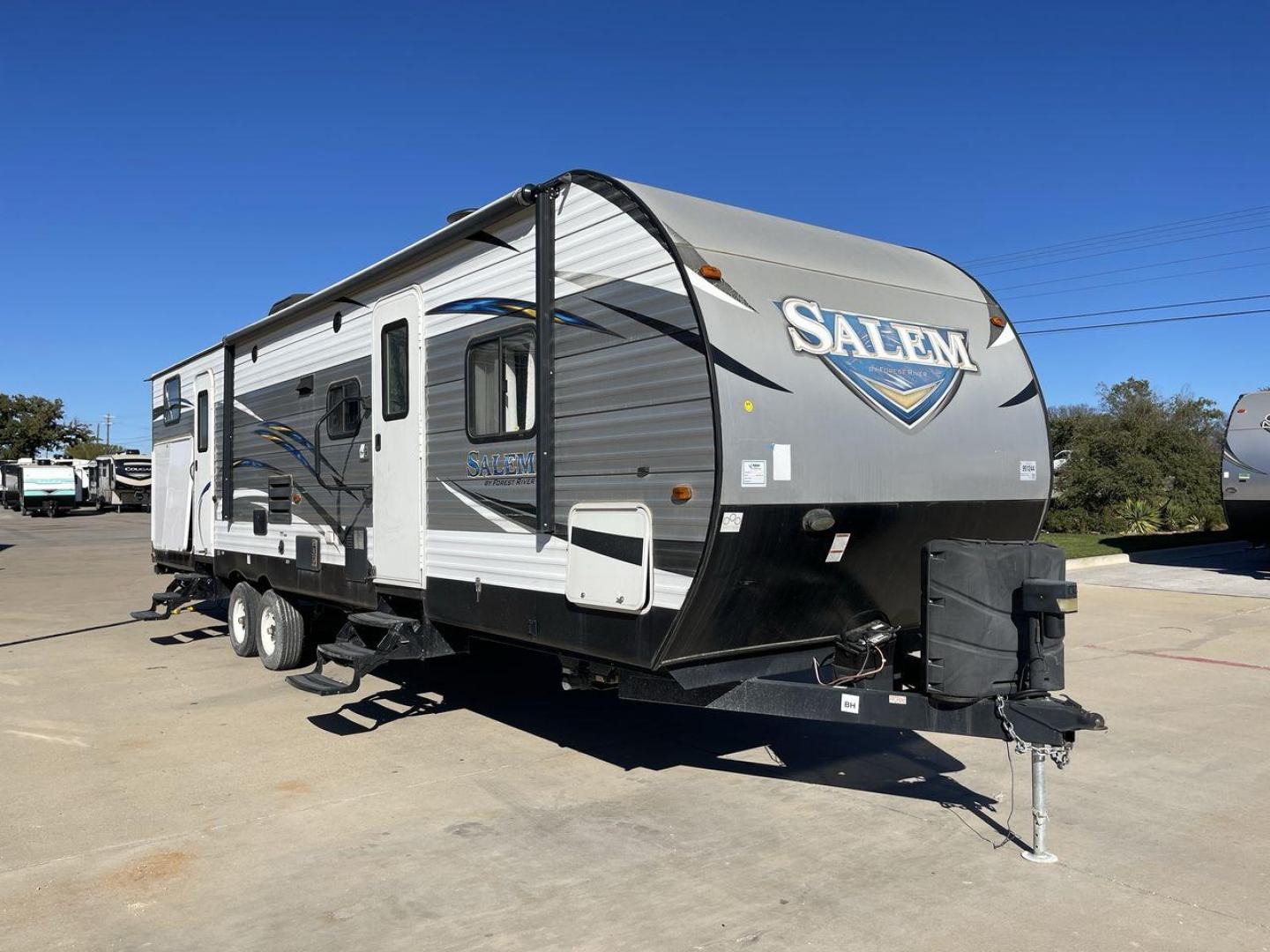 2018 FOREST RIVER SALEM 32BHDS (4X4TSMH22JC) , Length: 35.67 ft. | Dry Weight: 7,993 lbs. | Gross Weight: 11,019 lbs. | Slides: 2 transmission, located at 4319 N Main St, Cleburne, TX, 76033, (817) 678-5133, 32.385960, -97.391212 - The 2018 Forest River Salem 32BHDS is an ideal travel trailer for families seeking both space and comfort during their outdoor adventures. With a length of 35.67 feet, this trailer offers ample room for everyone to stretch out and enjoy the ride. Weighing in at 7,993 lbs. dry and with a gross weight - Photo#21