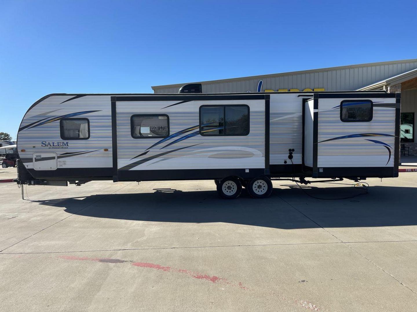 2018 FOREST RIVER SALEM 32BHDS (4X4TSMH22JC) , Length: 35.67 ft. | Dry Weight: 7,993 lbs. | Gross Weight: 11,019 lbs. | Slides: 2 transmission, located at 4319 N Main St, Cleburne, TX, 76033, (817) 678-5133, 32.385960, -97.391212 - The 2018 Forest River Salem 32BHDS is an ideal travel trailer for families seeking both space and comfort during their outdoor adventures. With a length of 35.67 feet, this trailer offers ample room for everyone to stretch out and enjoy the ride. Weighing in at 7,993 lbs. dry and with a gross weight - Photo#22