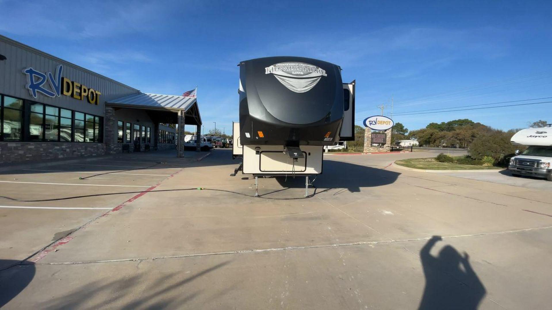 2018 FOREST RIVER SALEM HEMISPHERE 356 (4X4FSBM22JV) , Length: 42.25 ft. | Dry Weight: 11,249 lbs. | Slides: 4 transmission, located at 4319 N Main St, Cleburne, TX, 76033, (817) 678-5133, 32.385960, -97.391212 - Photo#4