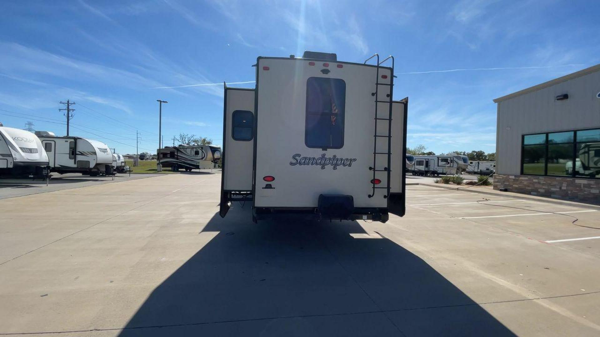 2018 FOREST RIVER SANDPIPER 379FLOK (4X4FSAP20JJ) , Length: 41.42 ft. | Dry Weight: 12,819 lbs. | Gross Weight: 15,500 lbs. | Slides: 6 transmission, located at 4319 N Main St, Cleburne, TX, 76033, (817) 678-5133, 32.385960, -97.391212 - Photo#8