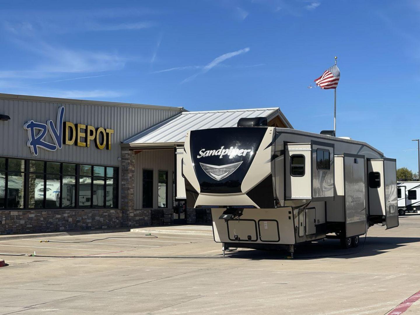 2018 FOREST RIVER SANDPIPER 379FLOK (4X4FSAP20JJ) , Length: 41.42 ft. | Dry Weight: 12,819 lbs. | Gross Weight: 15,500 lbs. | Slides: 6 transmission, located at 4319 N Main St, Cleburne, TX, 76033, (817) 678-5133, 32.385960, -97.391212 - Photo#0