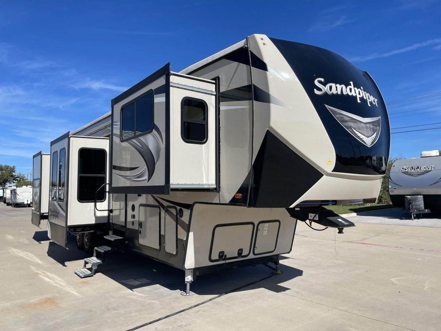 2018 FOREST RIVER SANDPIPER 379FLOK (4X4FSAP20JJ) , Length: 41.42 ft. | Dry Weight: 12,819 lbs. | Gross Weight: 15,500 lbs. | Slides: 6 transmission, located at 4319 N Main St, Cleburne, TX, 76033, (817) 678-5133, 32.385960, -97.391212 - Photo#22