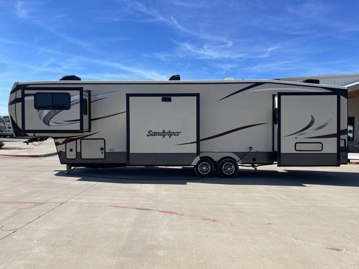 2018 FOREST RIVER SANDPIPER 379FLOK (4X4FSAP20JJ) , Length: 41.42 ft. | Dry Weight: 12,819 lbs. | Gross Weight: 15,500 lbs. | Slides: 6 transmission, located at 4319 N Main St, Cleburne, TX, 76033, (817) 678-5133, 32.385960, -97.391212 - Photo#23