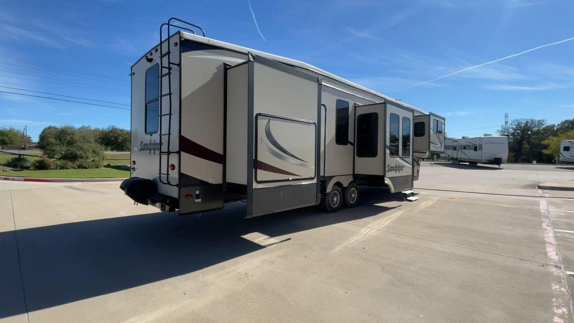 2018 FOREST RIVER SANDPIPER 379FLOK (4X4FSAP20JJ) , Length: 41.42 ft. | Dry Weight: 12,819 lbs. | Gross Weight: 15,500 lbs. | Slides: 6 transmission, located at 4319 N Main St, Cleburne, TX, 76033, (817) 678-5133, 32.385960, -97.391212 - Photo#1