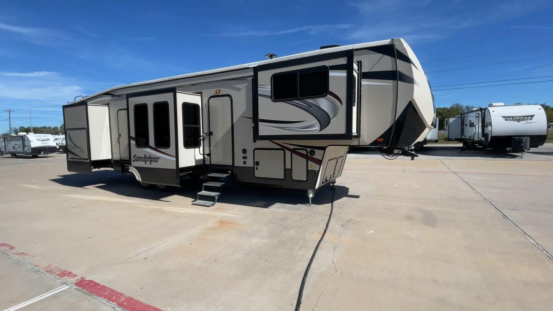 2018 FOREST RIVER SANDPIPER 379FLOK (4X4FSAP20JJ) , Length: 41.42 ft. | Dry Weight: 12,819 lbs. | Gross Weight: 15,500 lbs. | Slides: 6 transmission, located at 4319 N Main St, Cleburne, TX, 76033, (817) 678-5133, 32.385960, -97.391212 - Photo#3