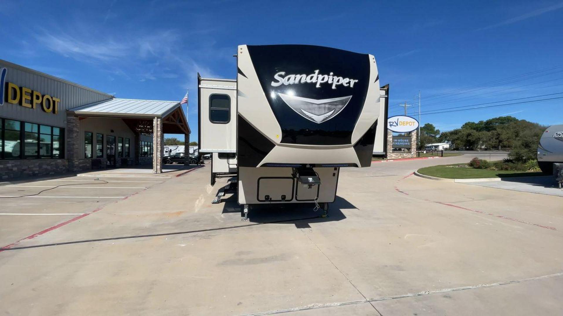 2018 FOREST RIVER SANDPIPER 379FLOK (4X4FSAP20JJ) , Length: 41.42 ft. | Dry Weight: 12,819 lbs. | Gross Weight: 15,500 lbs. | Slides: 6 transmission, located at 4319 N Main St, Cleburne, TX, 76033, (817) 678-5133, 32.385960, -97.391212 - Photo#4