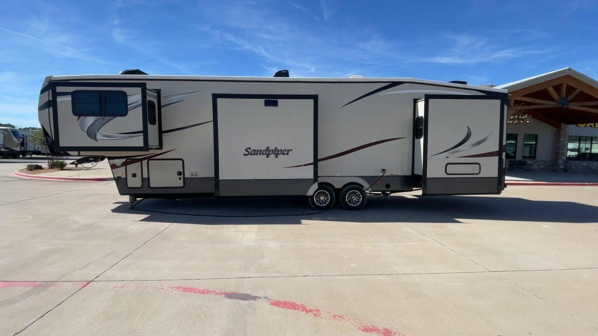 2018 FOREST RIVER SANDPIPER 379FLOK (4X4FSAP20JJ) , Length: 41.42 ft. | Dry Weight: 12,819 lbs. | Gross Weight: 15,500 lbs. | Slides: 6 transmission, located at 4319 N Main St, Cleburne, TX, 76033, (817) 678-5133, 32.385960, -97.391212 - Photo#6