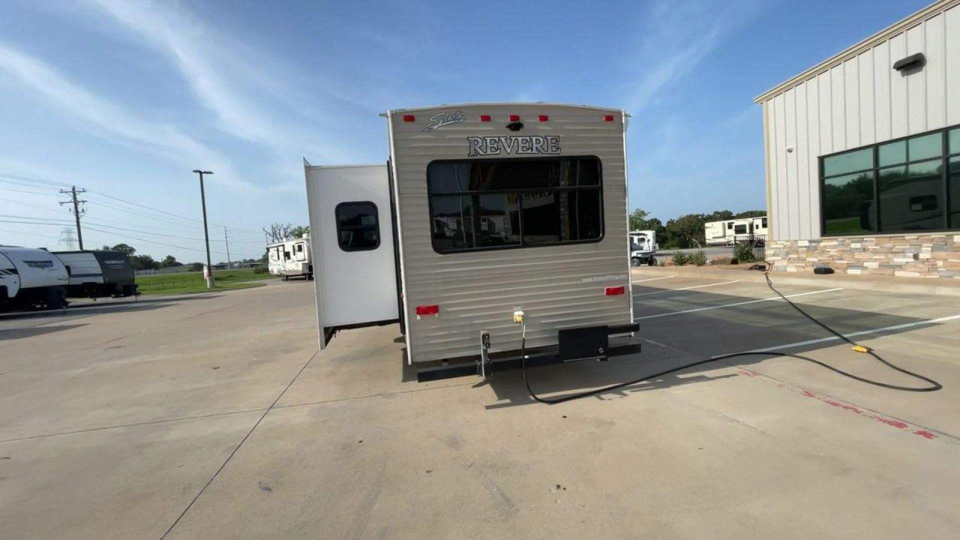 2018 FOREST RIVER SHASTA REVERE 27RL (5ZT2SHSB5JE) , located at 4319 N Main St, Cleburne, TX, 76033, (817) 678-5133, 32.385960, -97.391212 - Photo#8