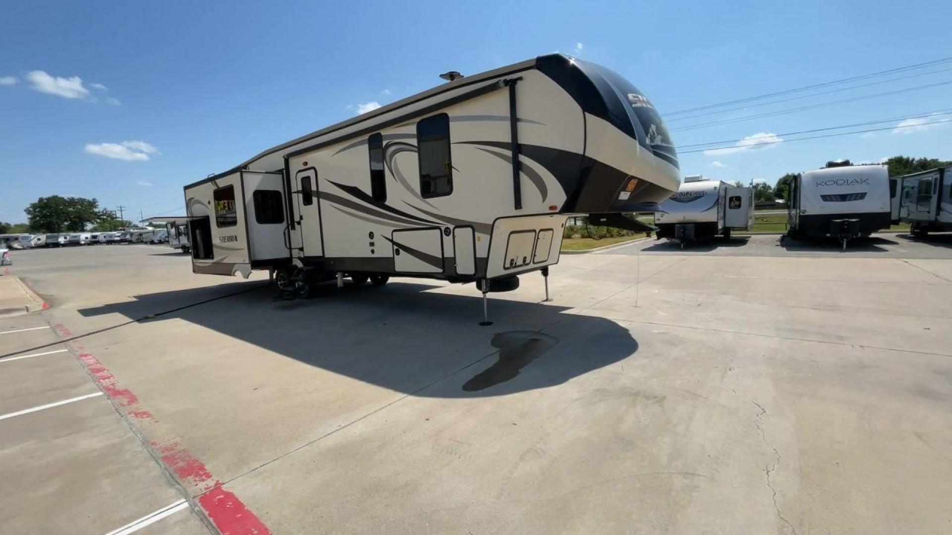 2018 FOREST RIVER SIERRA 372LOK (4X4FSEN2XJJ) , located at 4319 N Main St, Cleburne, TX, 76033, (817) 678-5133, 32.385960, -97.391212 - Photo#3