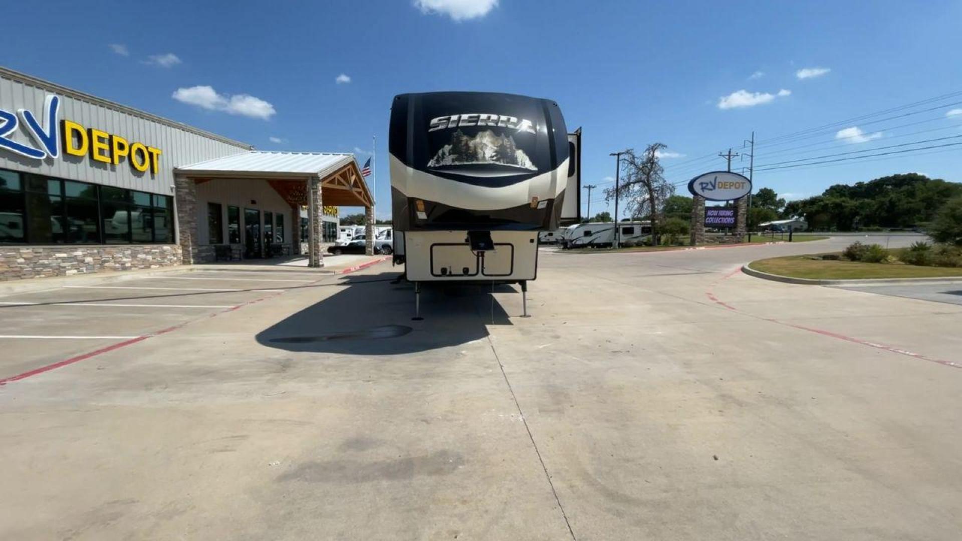 2018 FOREST RIVER SIERRA 372LOK (4X4FSEN2XJJ) , located at 4319 N Main St, Cleburne, TX, 76033, (817) 678-5133, 32.385960, -97.391212 - Photo#4