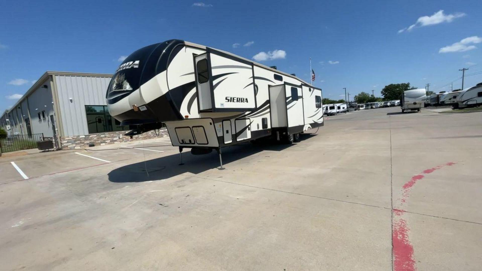 2018 FOREST RIVER SIERRA 372LOK (4X4FSEN2XJJ) , located at 4319 N Main St, Cleburne, TX, 76033, (817) 678-5133, 32.385960, -97.391212 - Photo#5