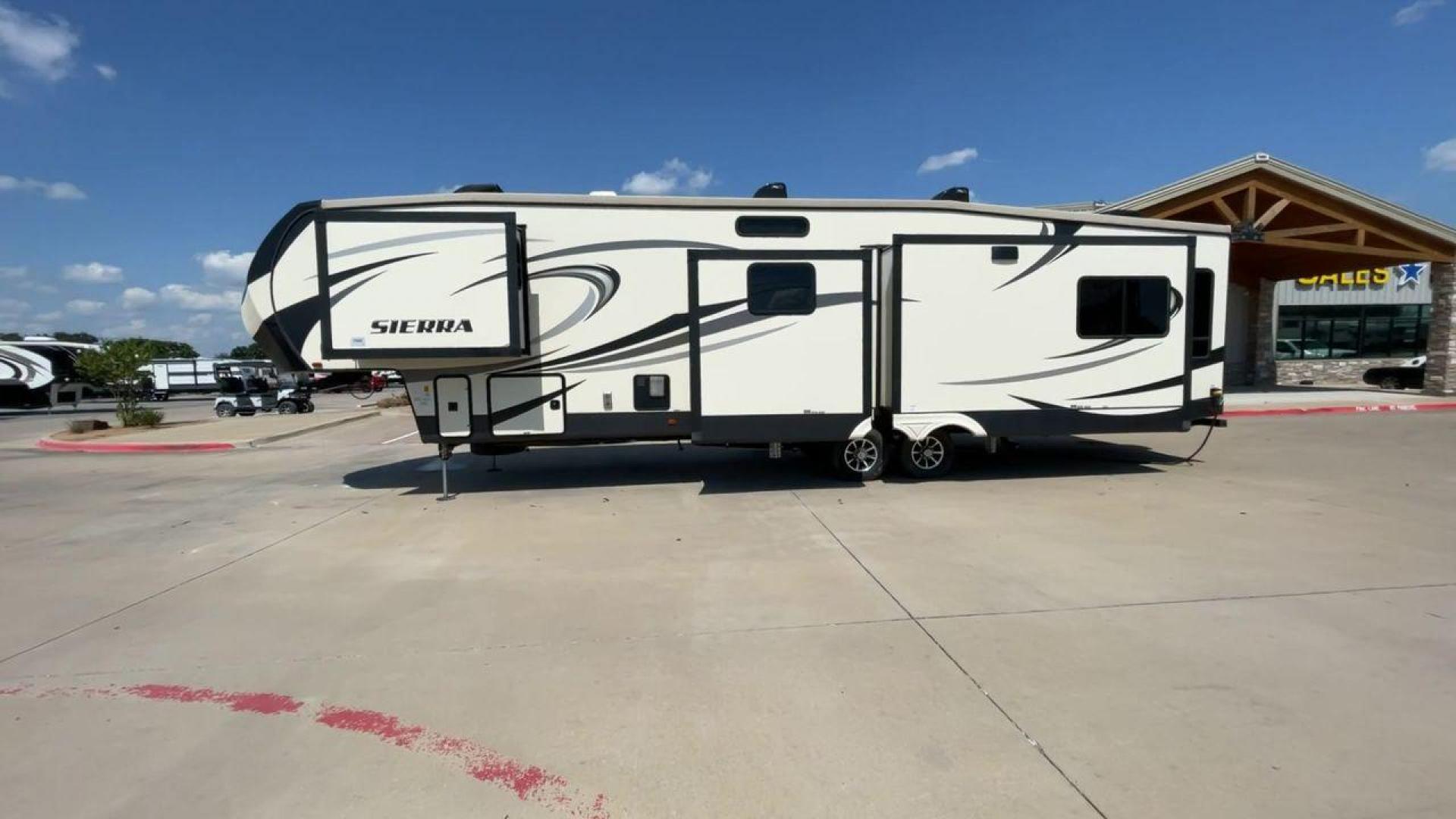 2018 FOREST RIVER SIERRA 372LOK (4X4FSEN2XJJ) , located at 4319 N Main St, Cleburne, TX, 76033, (817) 678-5133, 32.385960, -97.391212 - Photo#6