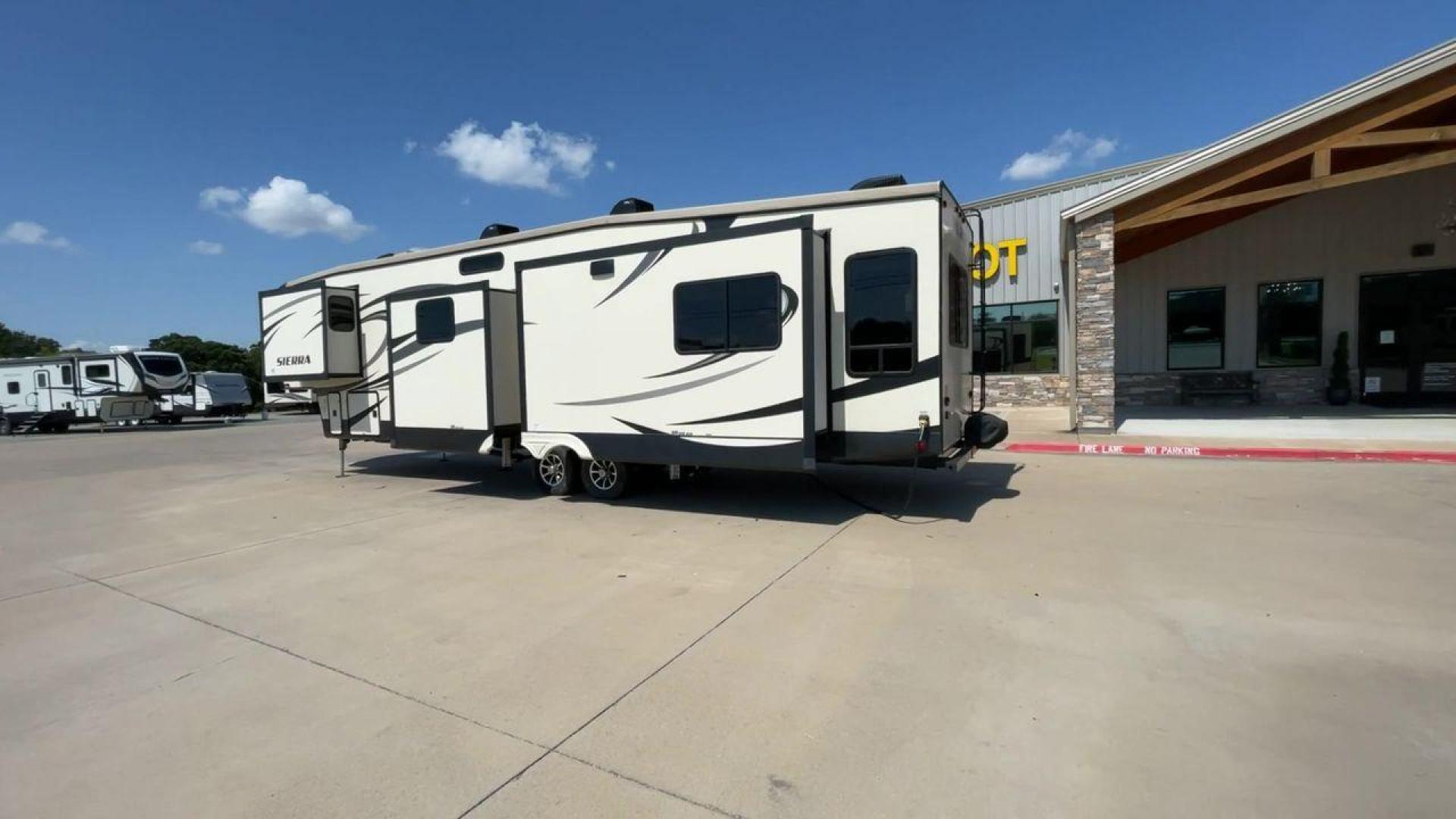 2018 FOREST RIVER SIERRA 372LOK (4X4FSEN2XJJ) , located at 4319 N Main St, Cleburne, TX, 76033, (817) 678-5133, 32.385960, -97.391212 - Photo#7