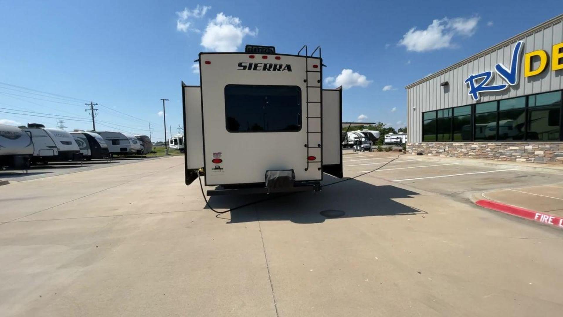 2018 FOREST RIVER SIERRA 372LOK (4X4FSEN2XJJ) , located at 4319 N Main St, Cleburne, TX, 76033, (817) 678-5133, 32.385960, -97.391212 - Photo#8