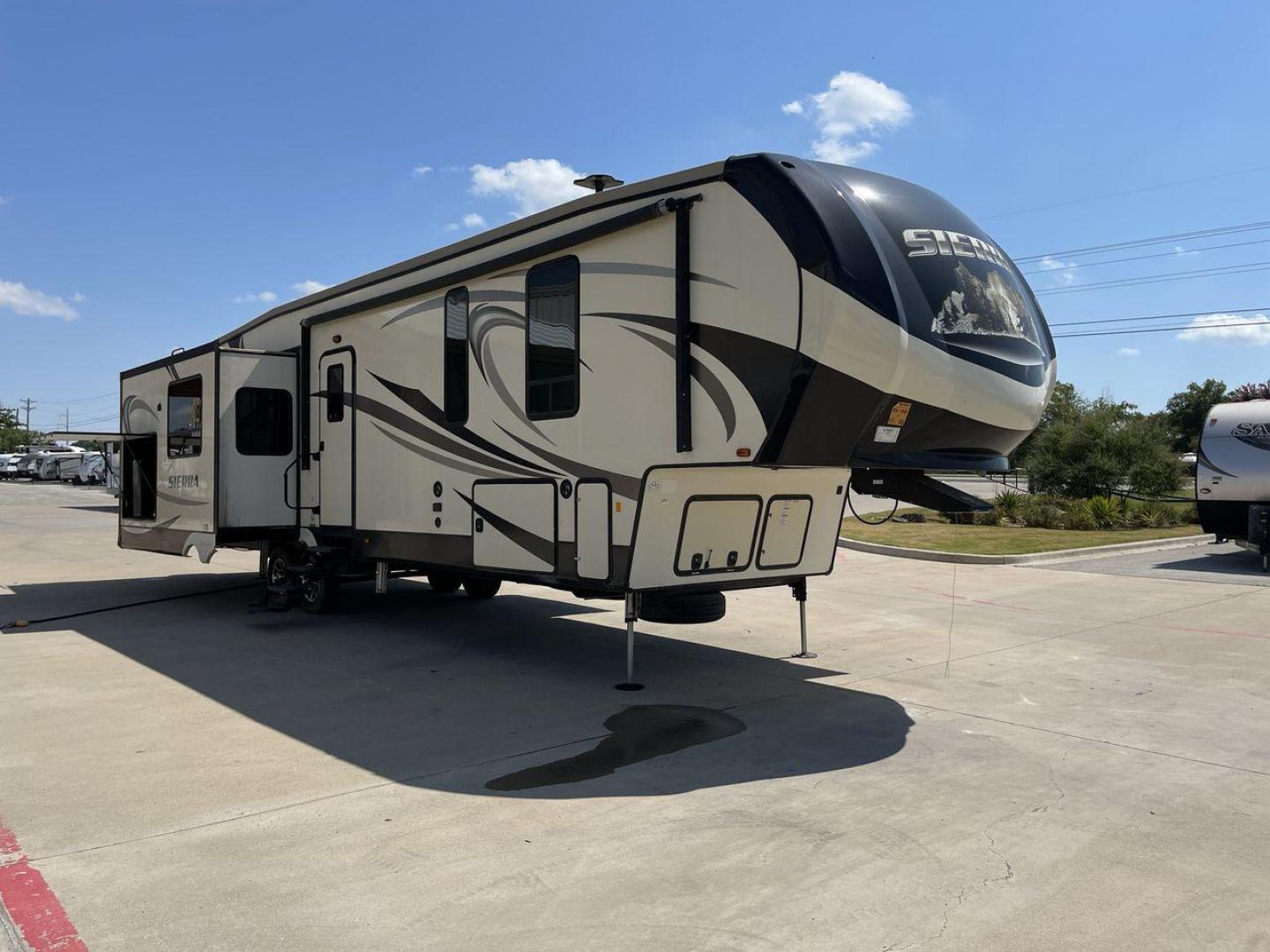 2018 FOREST RIVER SIERRA 372LOK (4X4FSEN2XJJ) , located at 4319 N Main St, Cleburne, TX, 76033, (817) 678-5133, 32.385960, -97.391212 - Photo#23