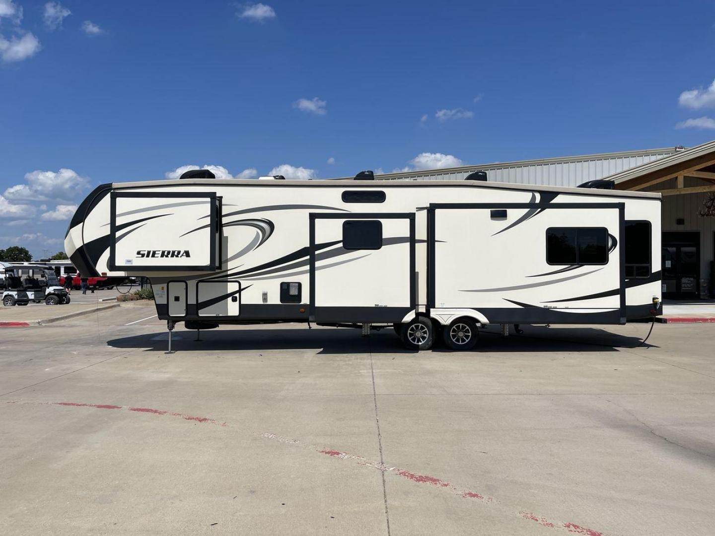 2018 FOREST RIVER SIERRA 372LOK (4X4FSEN2XJJ) , located at 4319 N Main St, Cleburne, TX, 76033, (817) 678-5133, 32.385960, -97.391212 - Photo#24