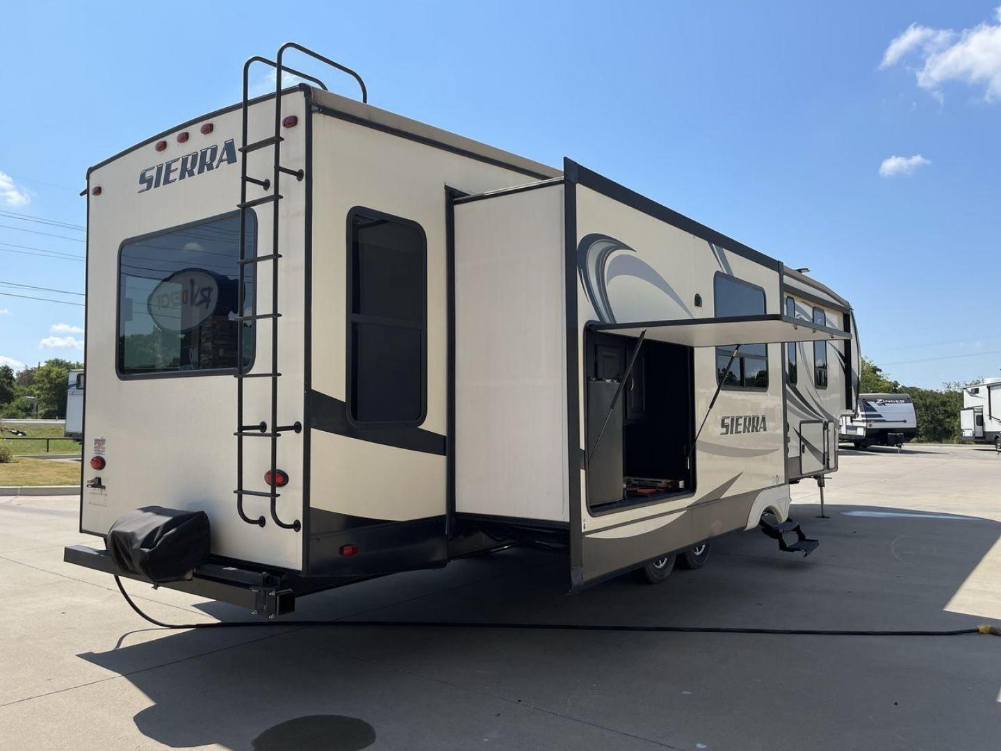 2018 FOREST RIVER SIERRA 372LOK (4X4FSEN2XJJ) , located at 4319 N Main St, Cleburne, TX, 76033, (817) 678-5133, 32.385960, -97.391212 - Photo#25