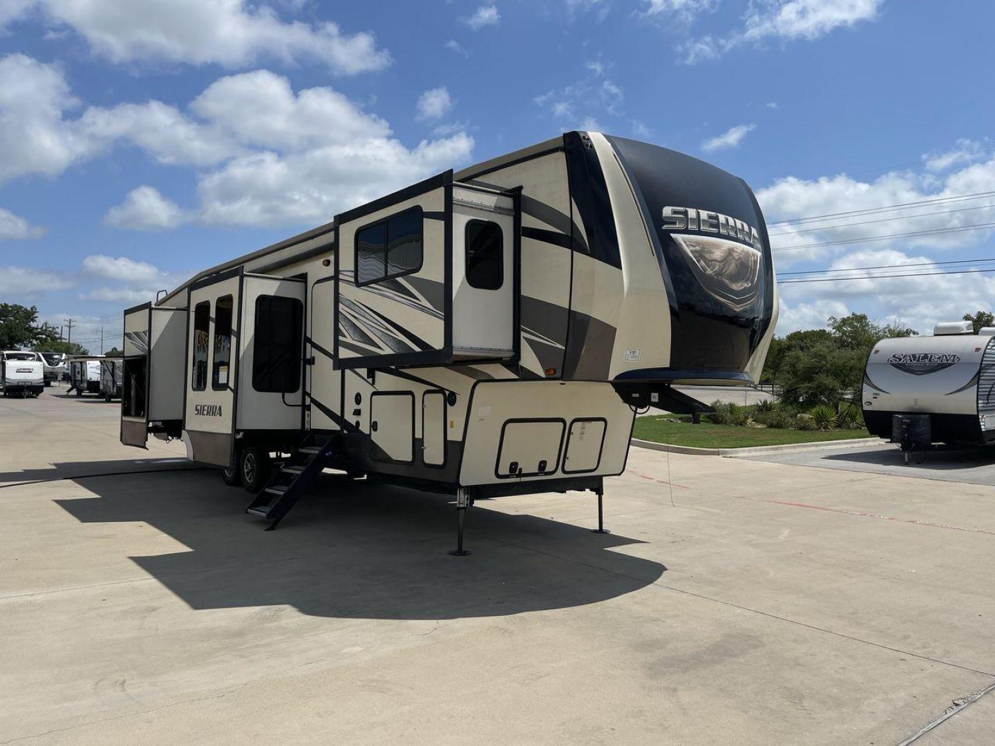 2018 FOREST RIVER SIERRA 379FLOK (4X4FSEP23JJ) , located at 4319 N Main St, Cleburne, TX, 76033, (817) 678-5133, 32.385960, -97.391212 - Photo#23