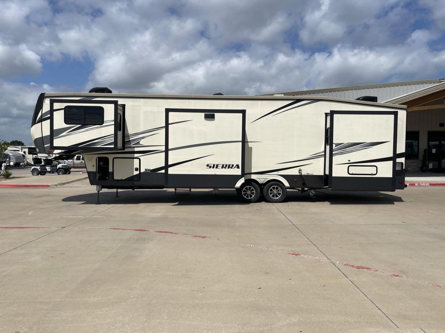 2018 FOREST RIVER SIERRA 379FLOK (4X4FSEP23JJ) , located at 4319 N Main St, Cleburne, TX, 76033, (817) 678-5133, 32.385960, -97.391212 - Photo#24