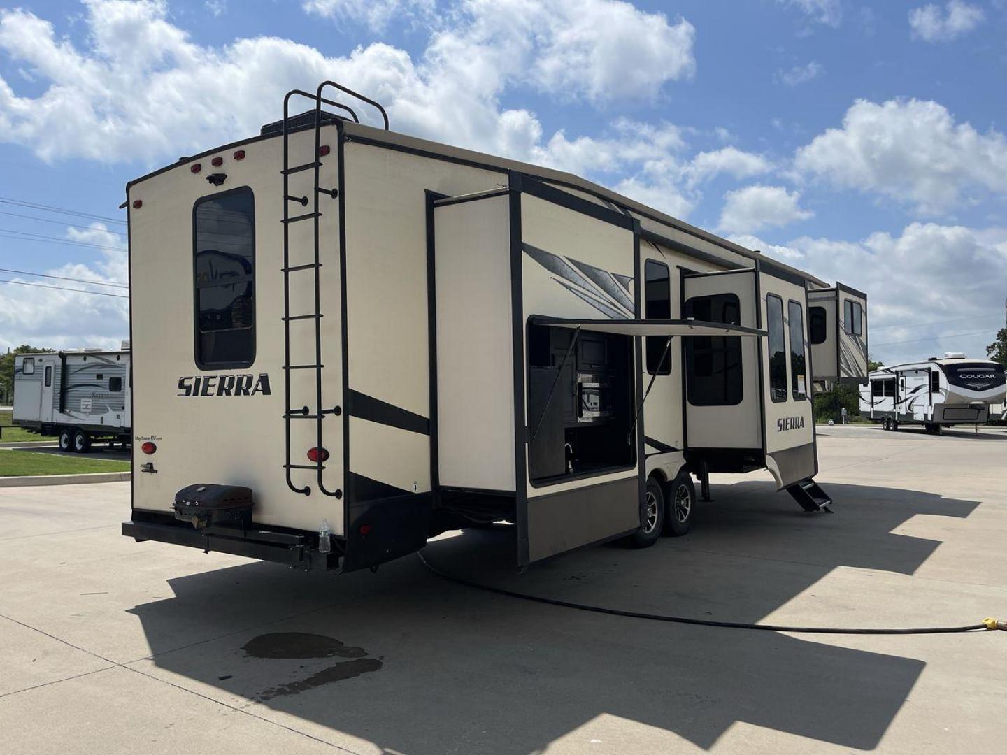 2018 FOREST RIVER SIERRA 379FLOK (4X4FSEP23JJ) , located at 4319 N Main St, Cleburne, TX, 76033, (817) 678-5133, 32.385960, -97.391212 - Photo#25