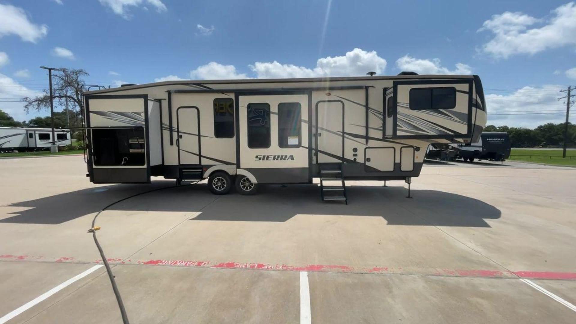 2018 FOREST RIVER SIERRA 379FLOK (4X4FSEP23JJ) , located at 4319 N Main St, Cleburne, TX, 76033, (817) 678-5133, 32.385960, -97.391212 - Photo#2