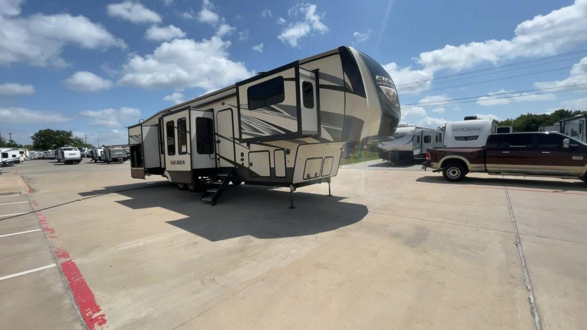 2018 FOREST RIVER SIERRA 379FLOK (4X4FSEP23JJ) , located at 4319 N Main St, Cleburne, TX, 76033, (817) 678-5133, 32.385960, -97.391212 - Photo#3