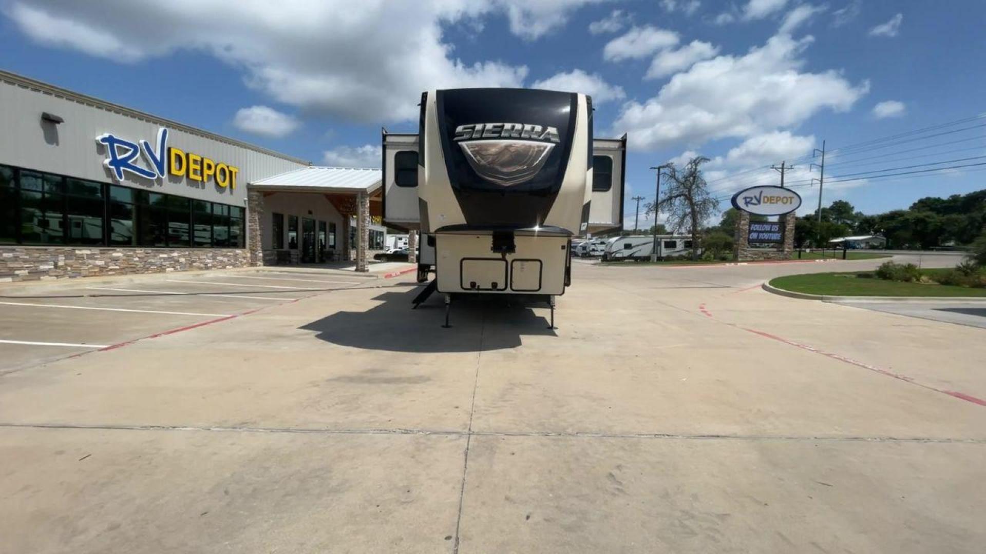 2018 FOREST RIVER SIERRA 379FLOK (4X4FSEP23JJ) , located at 4319 N Main St, Cleburne, TX, 76033, (817) 678-5133, 32.385960, -97.391212 - Photo#4