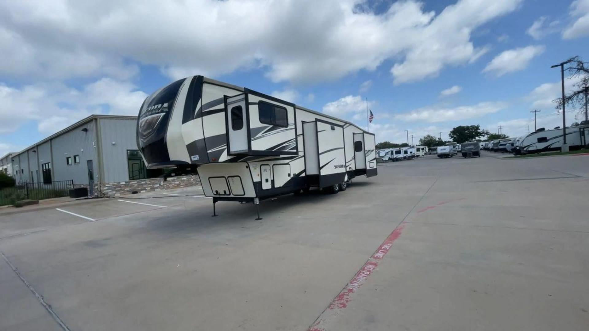 2018 FOREST RIVER SIERRA 379FLOK (4X4FSEP23JJ) , located at 4319 N Main St, Cleburne, TX, 76033, (817) 678-5133, 32.385960, -97.391212 - Photo#5