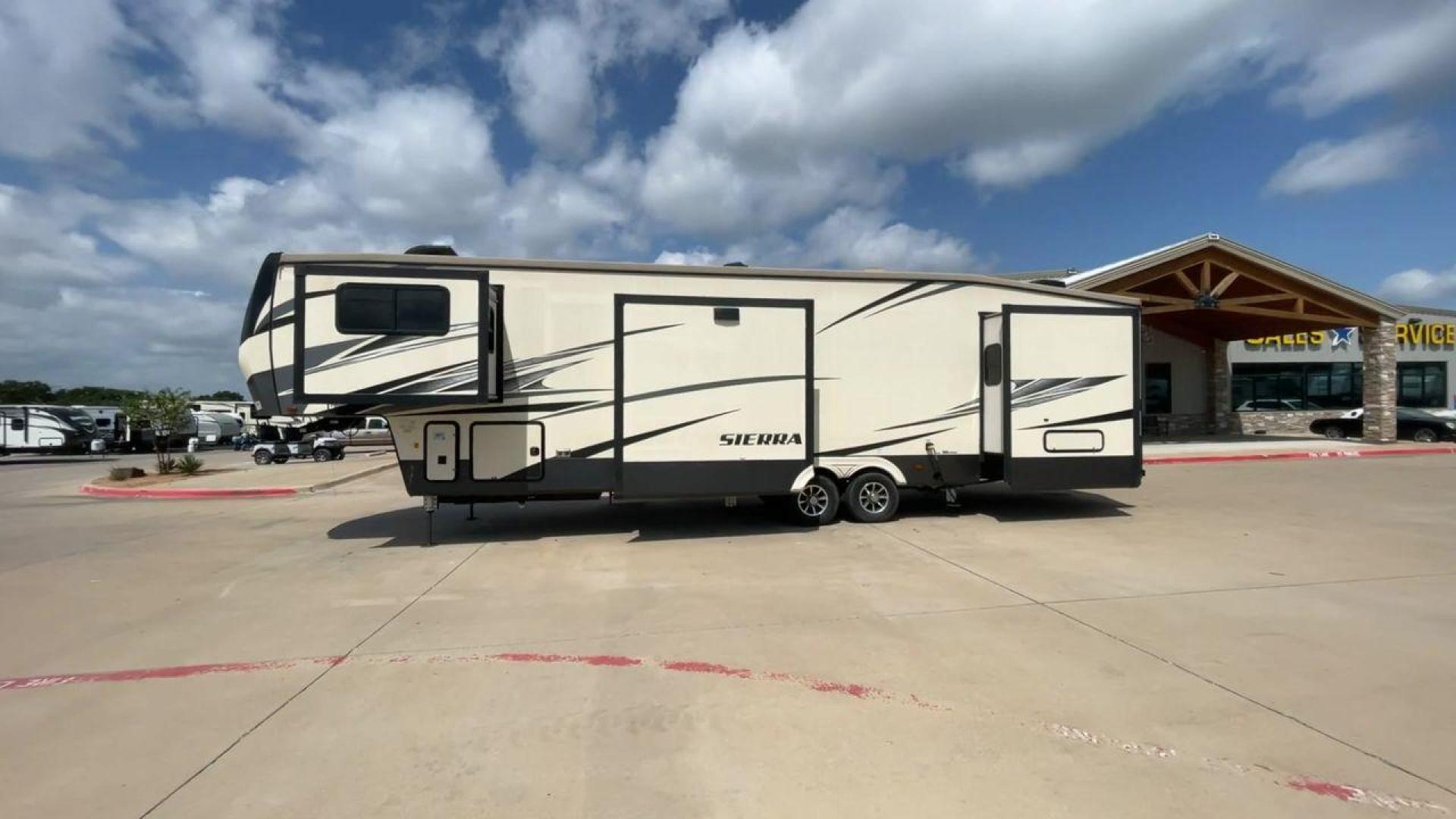 2018 FOREST RIVER SIERRA 379FLOK (4X4FSEP23JJ) , located at 4319 N Main St, Cleburne, TX, 76033, (817) 678-5133, 32.385960, -97.391212 - Photo#6