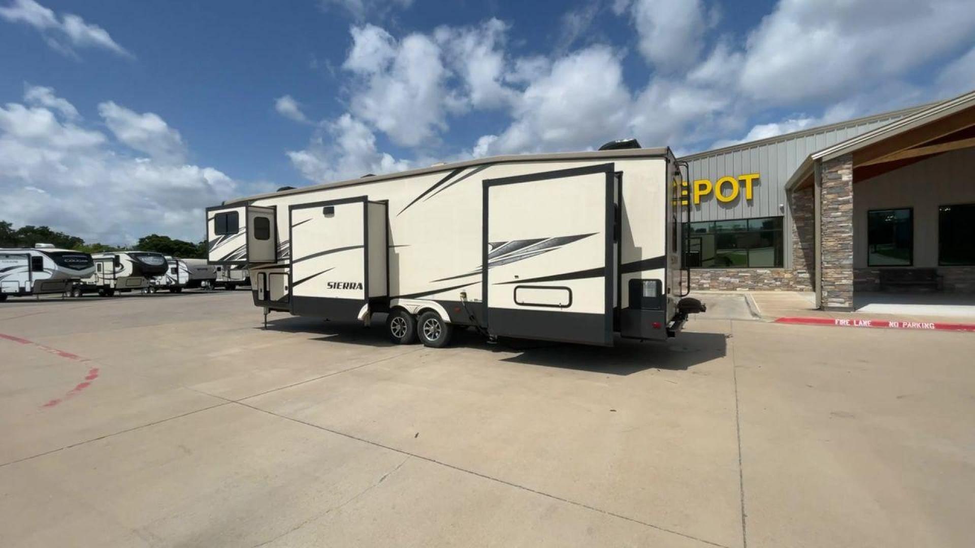 2018 FOREST RIVER SIERRA 379FLOK (4X4FSEP23JJ) , located at 4319 N Main St, Cleburne, TX, 76033, (817) 678-5133, 32.385960, -97.391212 - Photo#7