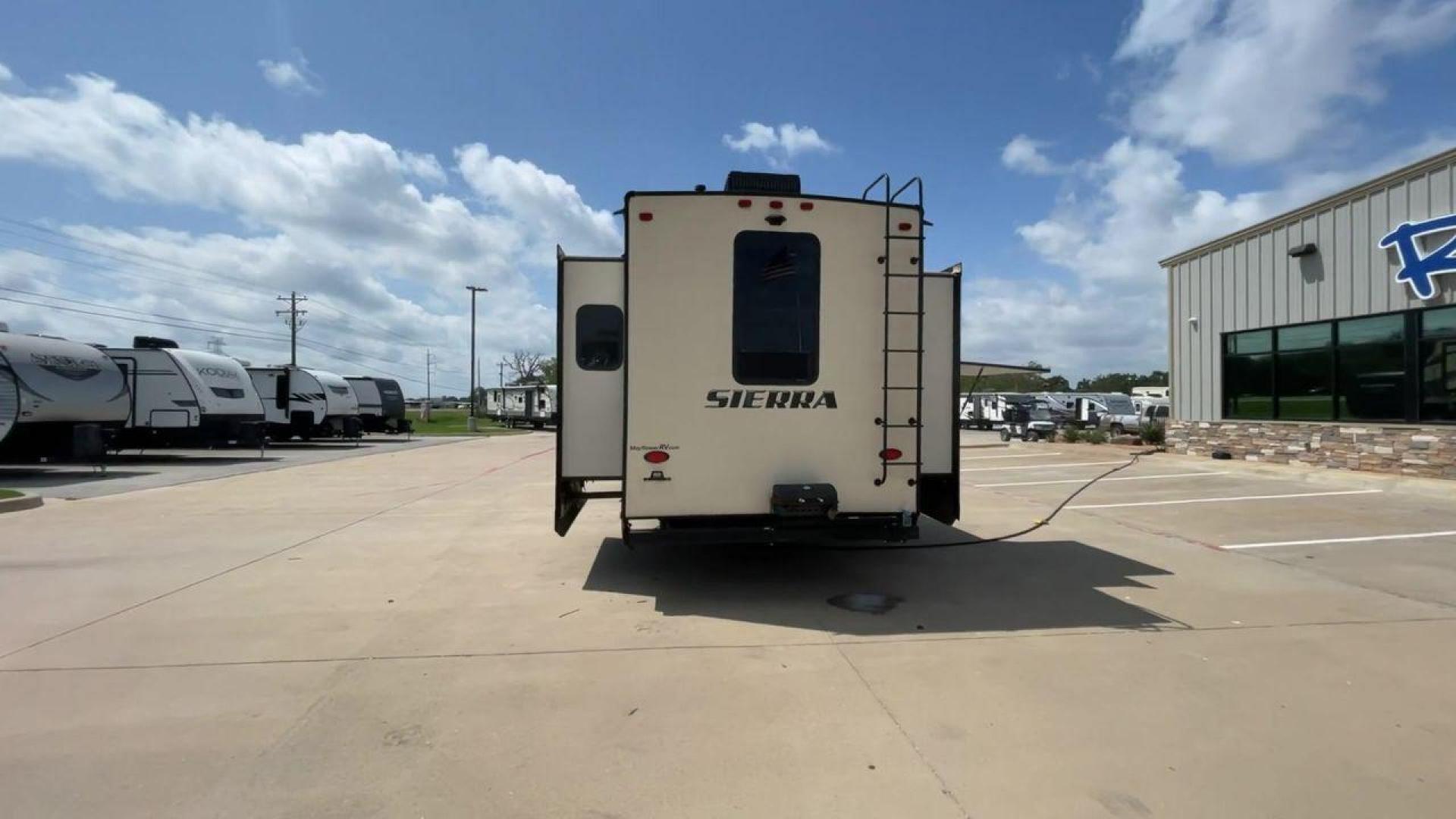 2018 FOREST RIVER SIERRA 379FLOK (4X4FSEP23JJ) , located at 4319 N Main St, Cleburne, TX, 76033, (817) 678-5133, 32.385960, -97.391212 - Photo#8