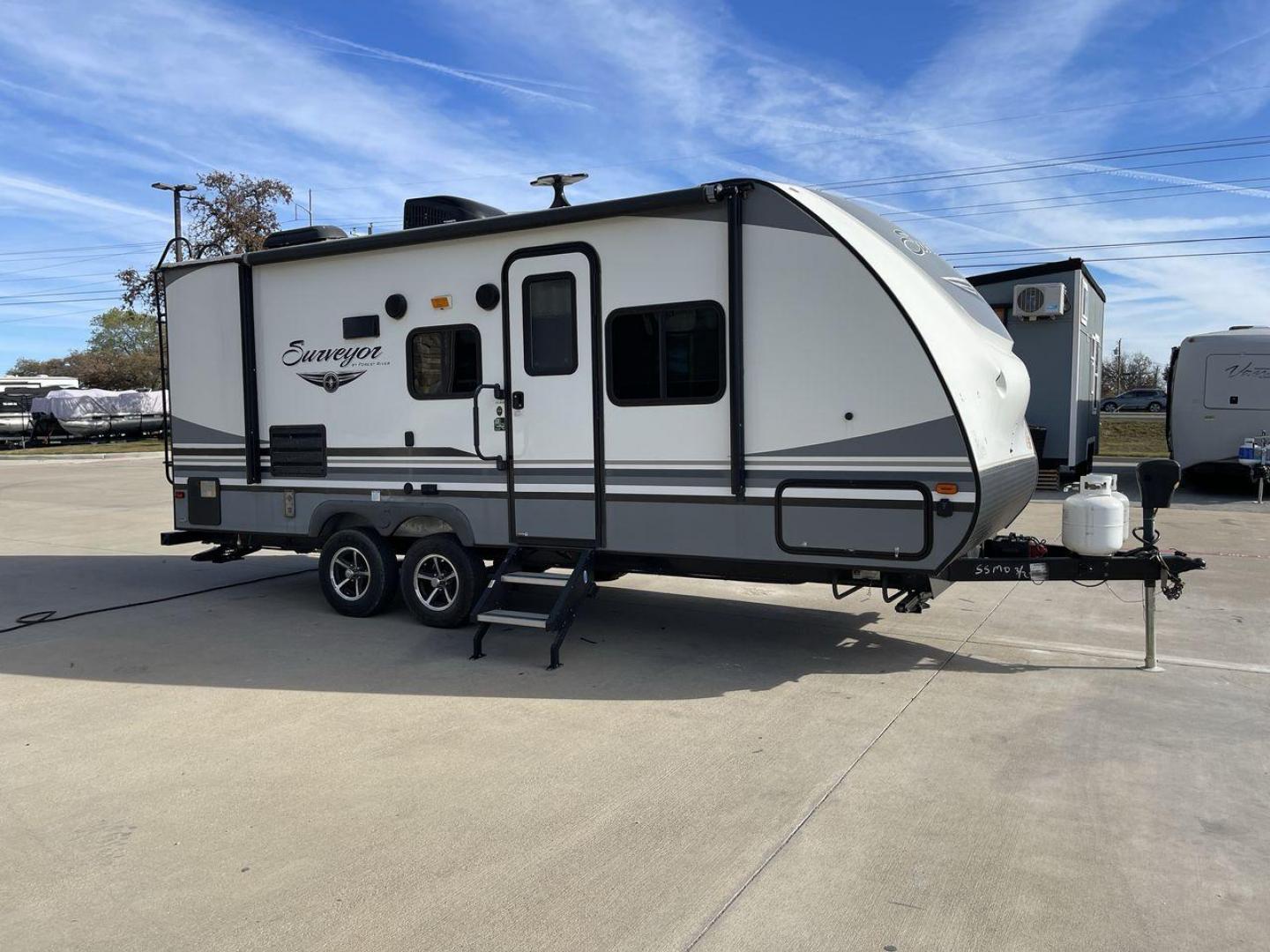 2018 FOREST RIVER SURVEYOR 201RBS (4X4TSVV27JL) , located at 4319 N Main St, Cleburne, TX, 76033, (817) 678-5133, 32.385960, -97.391212 - Photo#23