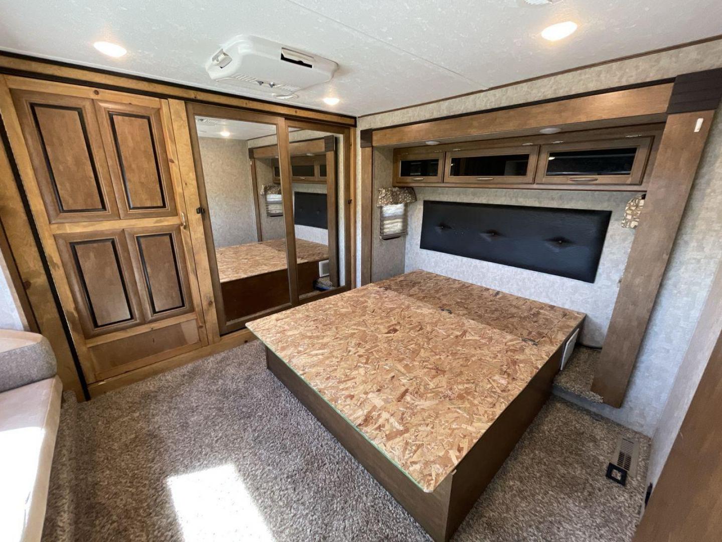 2018 TAN FOREST RIVER WILDCAT 37WB (5ZT3WC2BXJG) , located at 4319 N Main St, Cleburne, TX, 76033, (817) 678-5133, 32.385960, -97.391212 - Photo#17