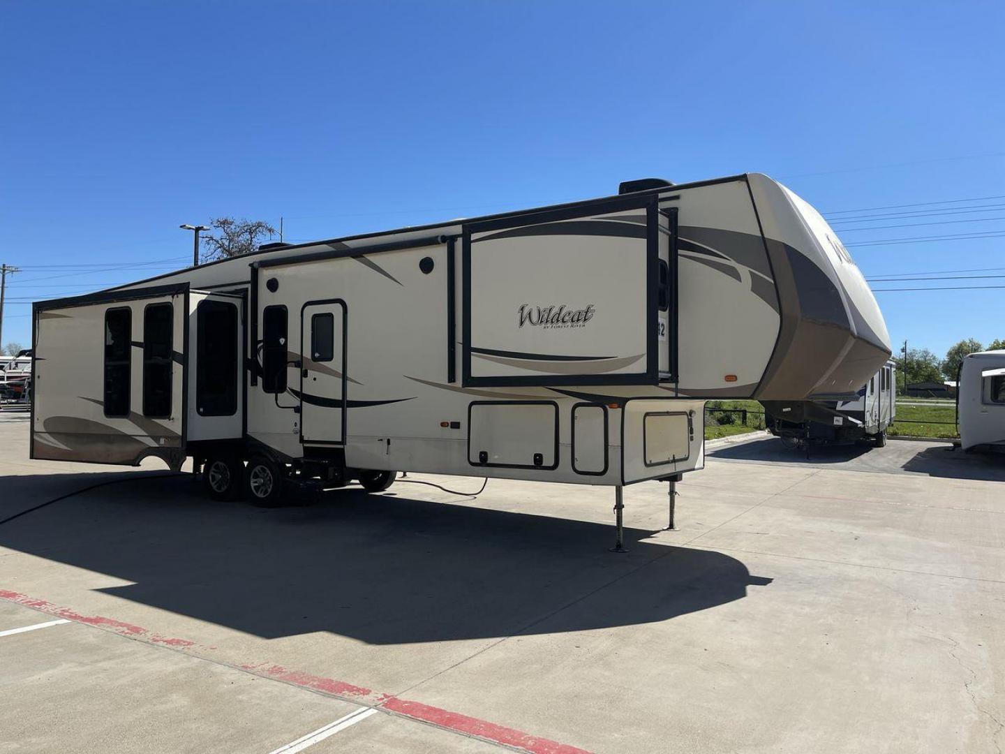 2018 TAN FOREST RIVER WILDCAT 37WB (5ZT3WC2BXJG) , located at 4319 N Main St, Cleburne, TX, 76033, (817) 678-5133, 32.385960, -97.391212 - Photo#22