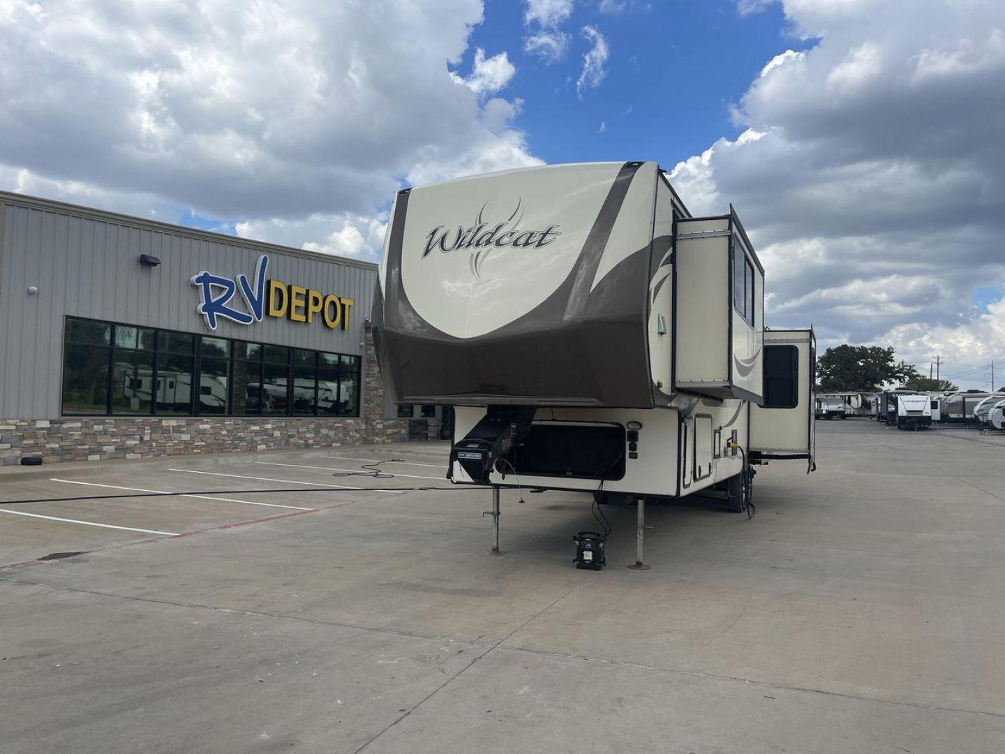 2018 FOREST RIVER WILDCAT 37WB (5ZT3WC2BXJG) , Length: 41 ft. | Dry Weight: 11,657 lbs. | Slides: 4 transmission, located at 4319 N Main St, Cleburne, TX, 76033, (817) 678-5133, 32.385960, -97.391212 - Photo#0