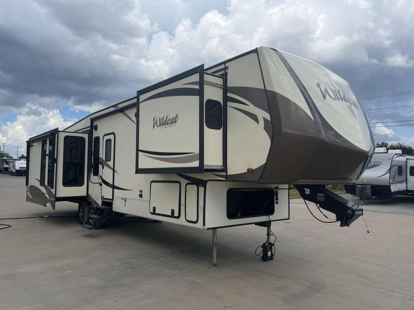 2018 FOREST RIVER WILDCAT 37WB (5ZT3WC2BXJG) , Length: 41 ft. | Dry Weight: 11,657 lbs. | Slides: 4 transmission, located at 4319 N Main St, Cleburne, TX, 76033, (817) 678-5133, 32.385960, -97.391212 - Photo#23