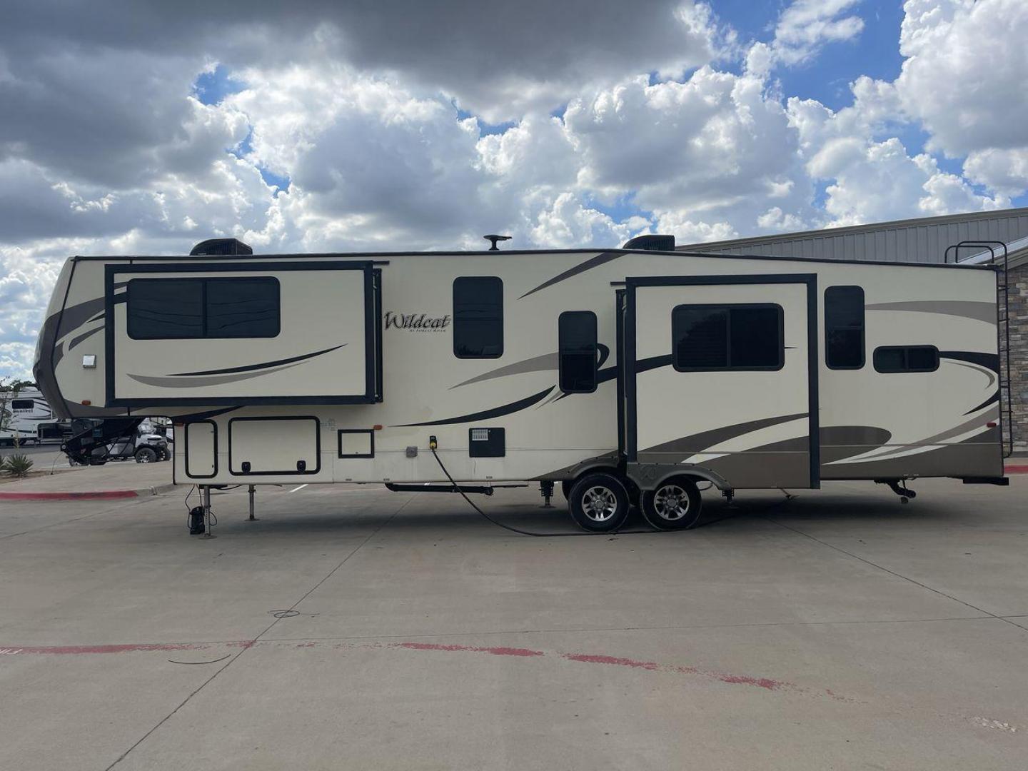 2018 FOREST RIVER WILDCAT 37WB (5ZT3WC2BXJG) , Length: 41 ft. | Dry Weight: 11,657 lbs. | Slides: 4 transmission, located at 4319 N Main St, Cleburne, TX, 76033, (817) 678-5133, 32.385960, -97.391212 - Photo#24