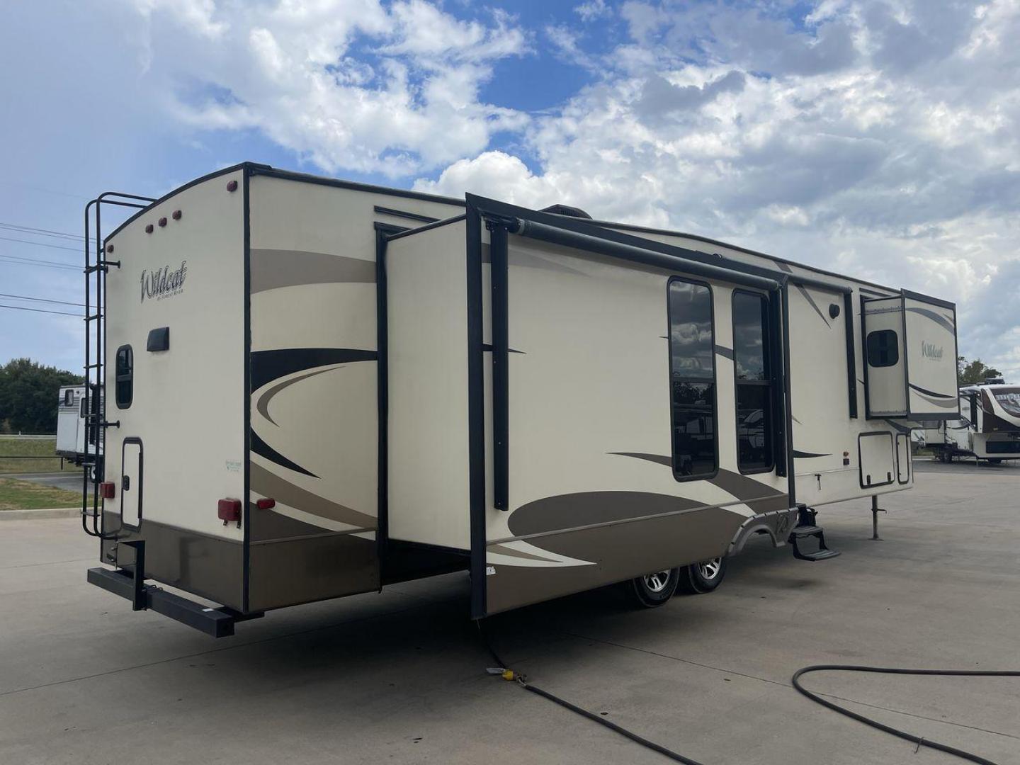 2018 FOREST RIVER WILDCAT 37WB (5ZT3WC2BXJG) , Length: 41 ft. | Dry Weight: 11,657 lbs. | Slides: 4 transmission, located at 4319 N Main St, Cleburne, TX, 76033, (817) 678-5133, 32.385960, -97.391212 - Photo#25