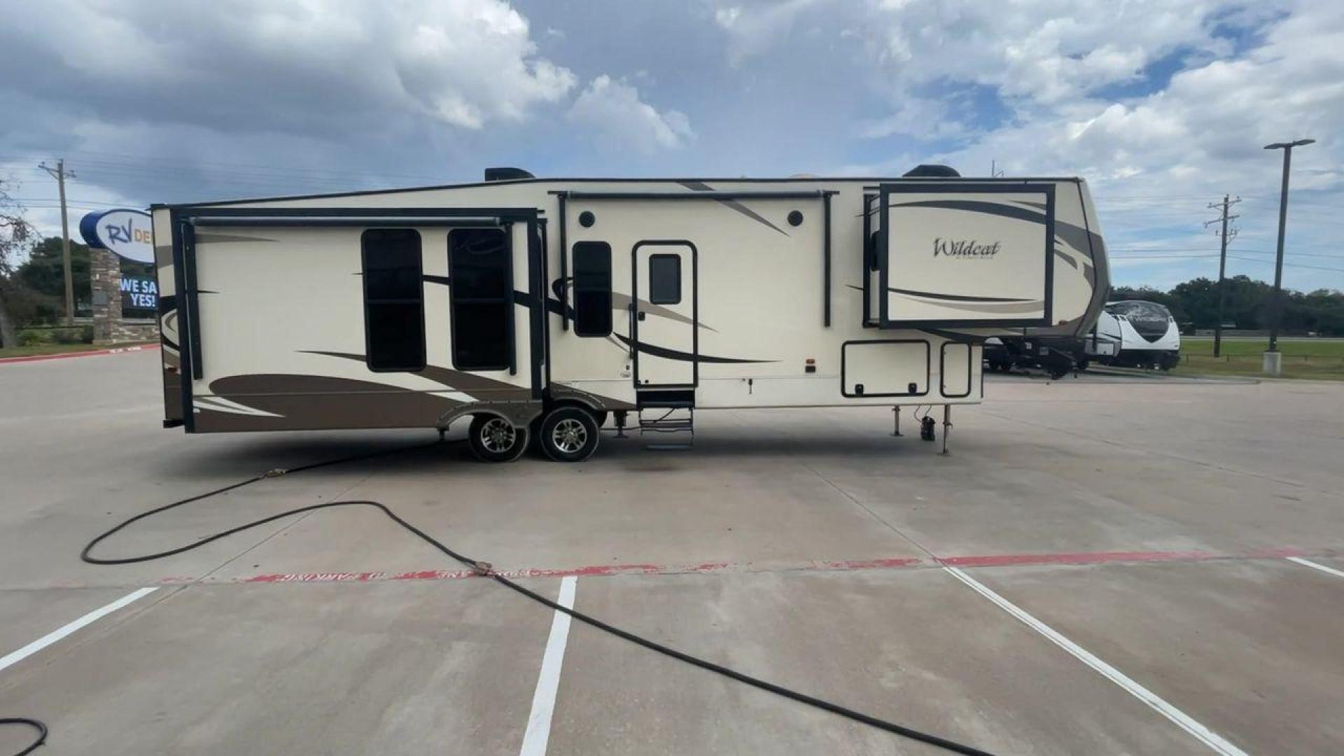 2018 FOREST RIVER WILDCAT 37WB (5ZT3WC2BXJG) , Length: 41 ft. | Dry Weight: 11,657 lbs. | Slides: 4 transmission, located at 4319 N Main St, Cleburne, TX, 76033, (817) 678-5133, 32.385960, -97.391212 - Photo#2