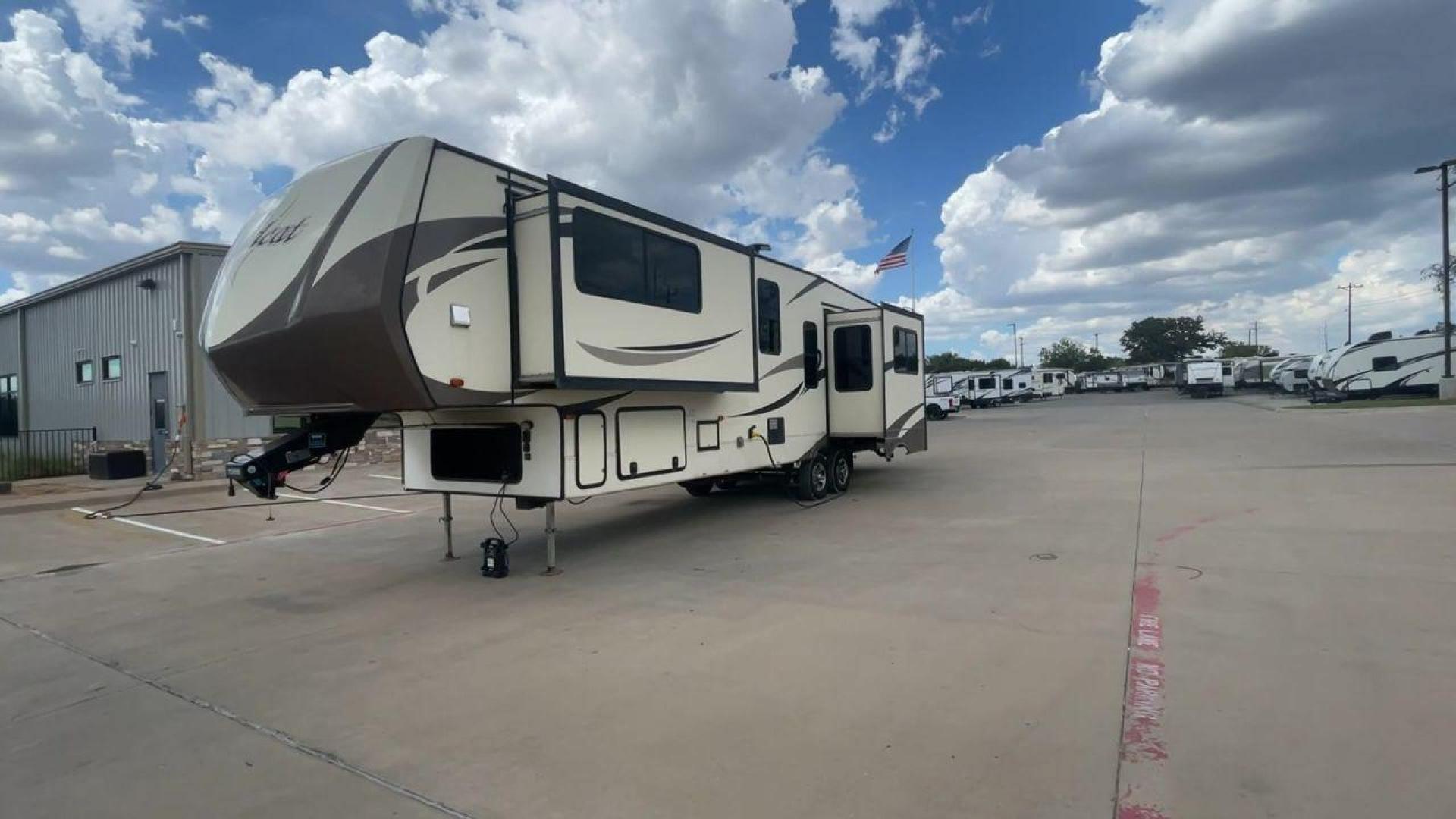 2018 FOREST RIVER WILDCAT 37WB (5ZT3WC2BXJG) , Length: 41 ft. | Dry Weight: 11,657 lbs. | Slides: 4 transmission, located at 4319 N Main St, Cleburne, TX, 76033, (817) 678-5133, 32.385960, -97.391212 - Photo#5