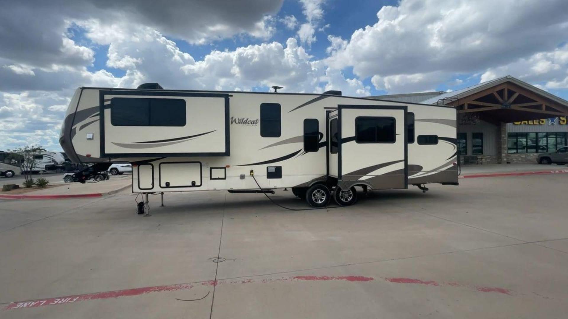 2018 FOREST RIVER WILDCAT 37WB (5ZT3WC2BXJG) , Length: 41 ft. | Dry Weight: 11,657 lbs. | Slides: 4 transmission, located at 4319 N Main St, Cleburne, TX, 76033, (817) 678-5133, 32.385960, -97.391212 - Photo#6