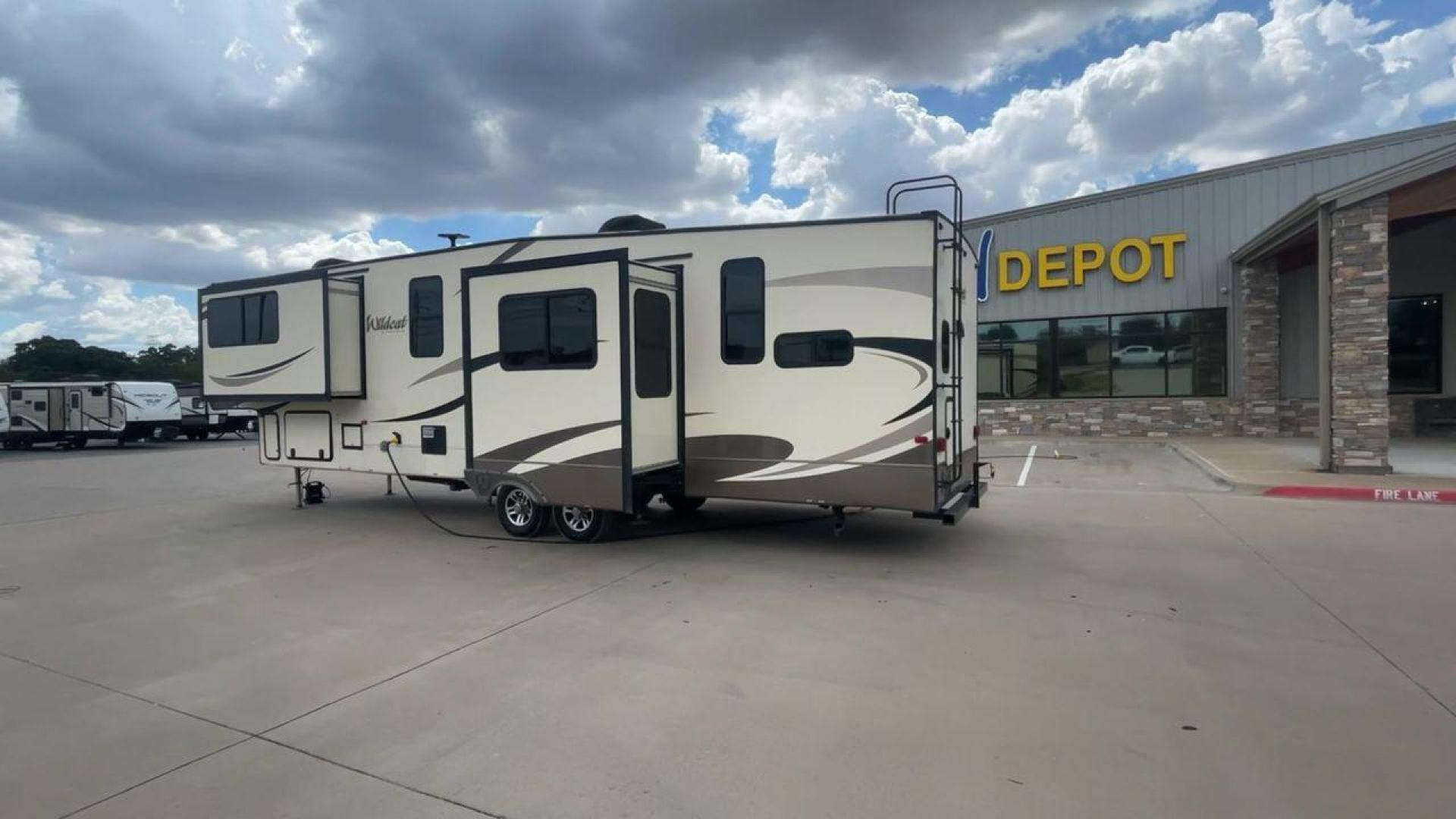 2018 FOREST RIVER WILDCAT 37WB (5ZT3WC2BXJG) , Length: 41 ft. | Dry Weight: 11,657 lbs. | Slides: 4 transmission, located at 4319 N Main St, Cleburne, TX, 76033, (817) 678-5133, 32.385960, -97.391212 - Photo#7