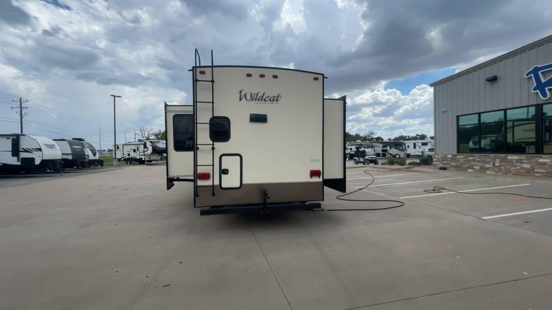 2018 FOREST RIVER WILDCAT 37WB (5ZT3WC2BXJG) , Length: 41 ft. | Dry Weight: 11,657 lbs. | Slides: 4 transmission, located at 4319 N Main St, Cleburne, TX, 76033, (817) 678-5133, 32.385960, -97.391212 - Photo#8