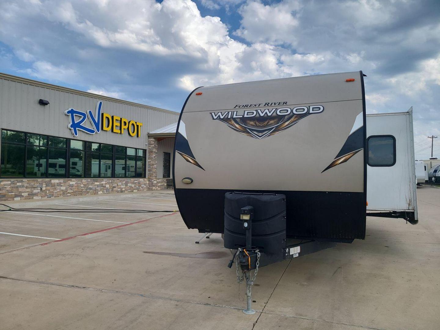 2018 FOREST RIVER WILDWOOD 28DBUD (4X4TWDD24JA) , Length: 29.5 ft. | Dry Weight: 6,223 lbs. | Slides: 1 transmission, located at 4319 N Main St, Cleburne, TX, 76033, (817) 678-5133, 32.385960, -97.391212 - With the 2018 Forest River Wildwood 28DBUD travel trailer, you can make everlasting experiences. This RV is a great option for families and adventurers looking for the ideal combination of amenities for an amazing camping trip. It is thoughtfully designed for comfort and convenience. The dimensio - Photo#0