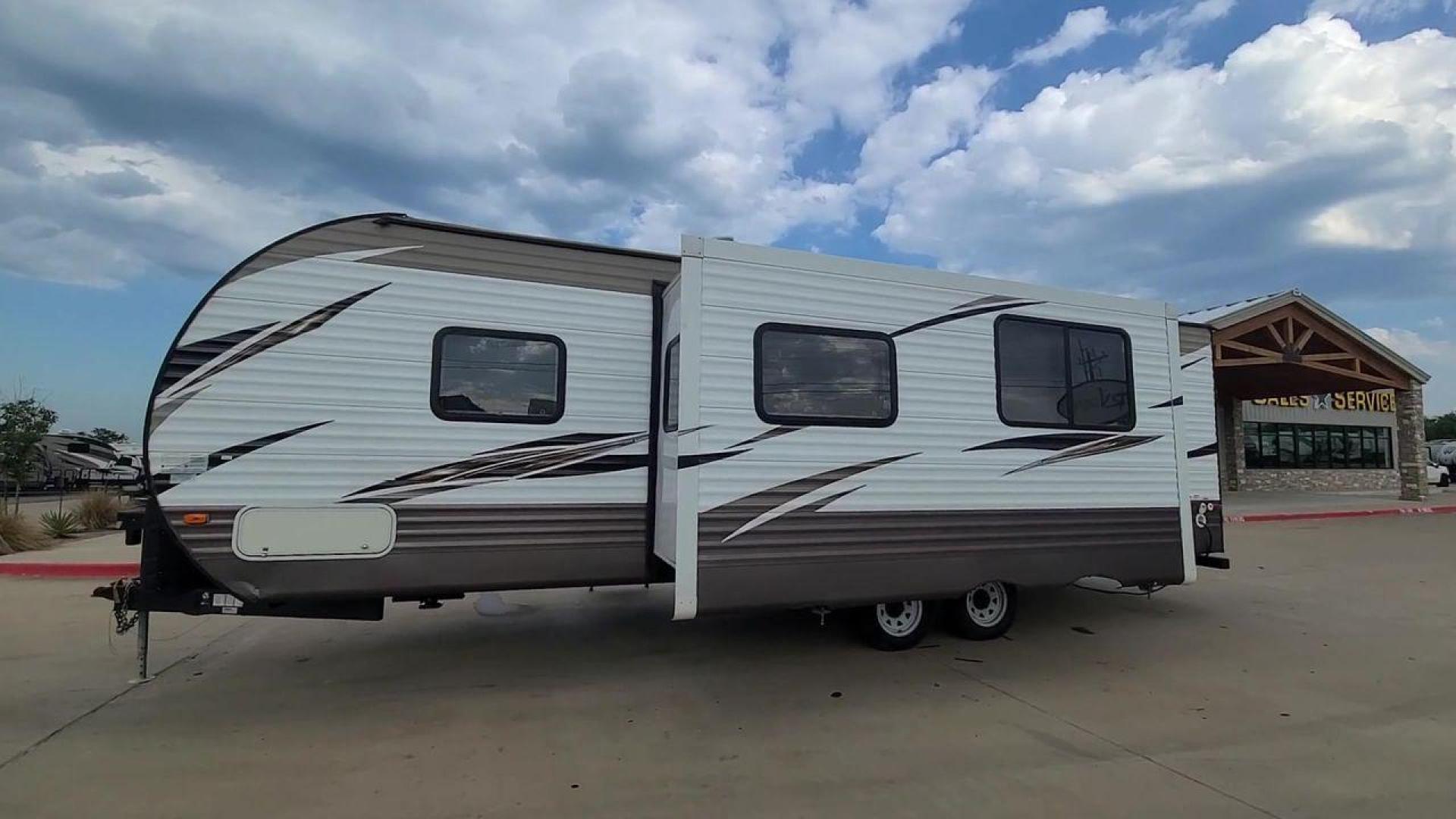 2018 FOREST RIVER WILDWOOD 28DBUD (4X4TWDD24JA) , Length: 29.5 ft. | Dry Weight: 6,223 lbs. | Slides: 1 transmission, located at 4319 N Main St, Cleburne, TX, 76033, (817) 678-5133, 32.385960, -97.391212 - With the 2018 Forest River Wildwood 28DBUD travel trailer, you can make everlasting experiences. This RV is a great option for families and adventurers looking for the ideal combination of amenities for an amazing camping trip. It is thoughtfully designed for comfort and convenience. The dimensio - Photo#2