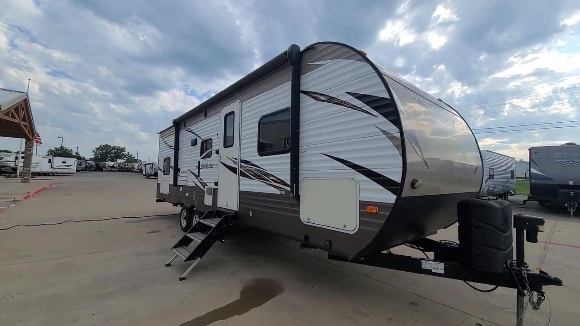 2018 FOREST RIVER WILDWOOD 28DBUD (4X4TWDD24JA) , Length: 29.5 ft. | Dry Weight: 6,223 lbs. | Slides: 1 transmission, located at 4319 N Main St, Cleburne, TX, 76033, (817) 678-5133, 32.385960, -97.391212 - With the 2018 Forest River Wildwood 28DBUD travel trailer, you can make everlasting experiences. This RV is a great option for families and adventurers looking for the ideal combination of amenities for an amazing camping trip. It is thoughtfully designed for comfort and convenience. The dimensio - Photo#5