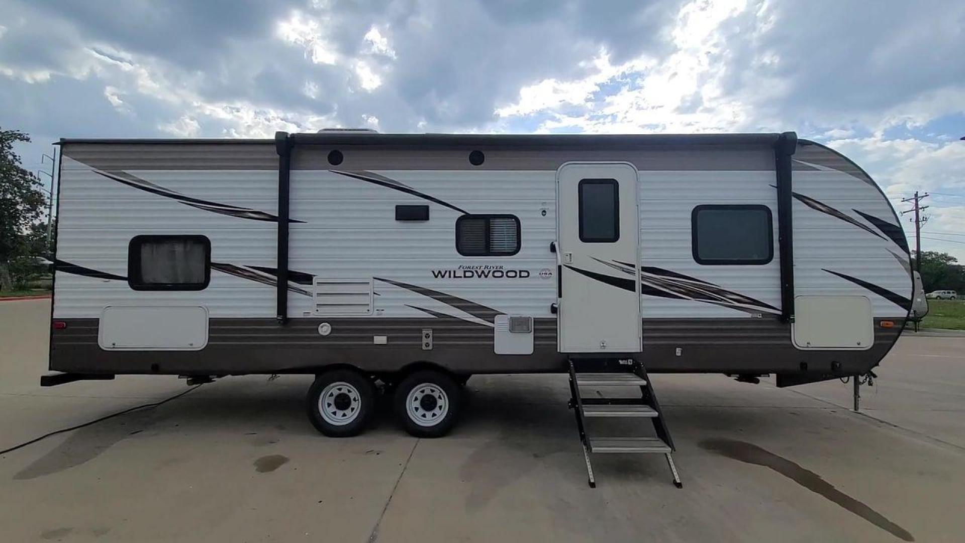 2018 FOREST RIVER WILDWOOD 28DBUD (4X4TWDD24JA) , Length: 29.5 ft. | Dry Weight: 6,223 lbs. | Slides: 1 transmission, located at 4319 N Main St, Cleburne, TX, 76033, (817) 678-5133, 32.385960, -97.391212 - With the 2018 Forest River Wildwood 28DBUD travel trailer, you can make everlasting experiences. This RV is a great option for families and adventurers looking for the ideal combination of amenities for an amazing camping trip. It is thoughtfully designed for comfort and convenience. The dimensio - Photo#6