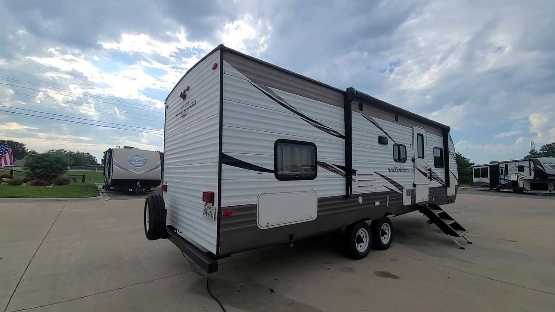 2018 FOREST RIVER WILDWOOD 28DBUD (4X4TWDD24JA) , Length: 29.5 ft. | Dry Weight: 6,223 lbs. | Slides: 1 transmission, located at 4319 N Main St, Cleburne, TX, 76033, (817) 678-5133, 32.385960, -97.391212 - With the 2018 Forest River Wildwood 28DBUD travel trailer, you can make everlasting experiences. This RV is a great option for families and adventurers looking for the ideal combination of amenities for an amazing camping trip. It is thoughtfully designed for comfort and convenience. The dimensio - Photo#7