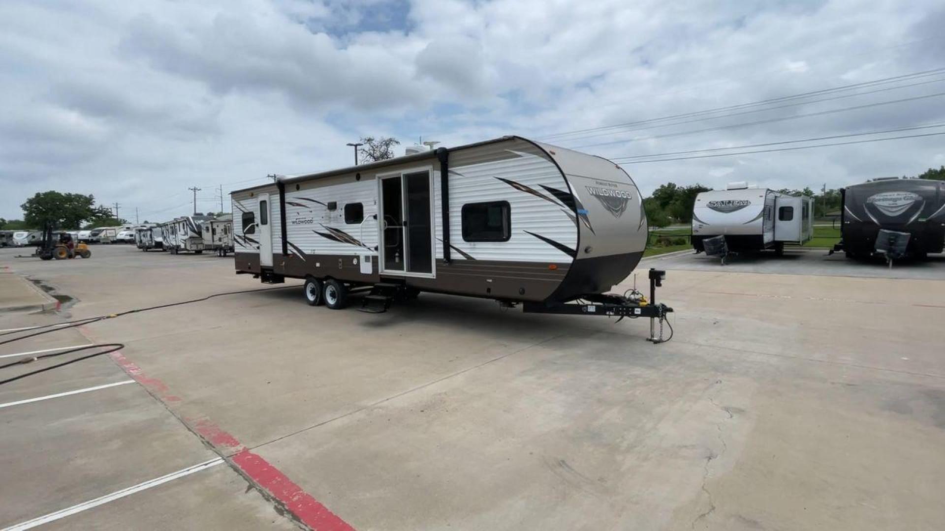 2018 FOREST RIVER WILDWOOD 36BHBS (4X4TWDM27J8) , located at 4319 N Main St, Cleburne, TX, 76033, (817) 678-5133, 32.385960, -97.391212 - Photo#3